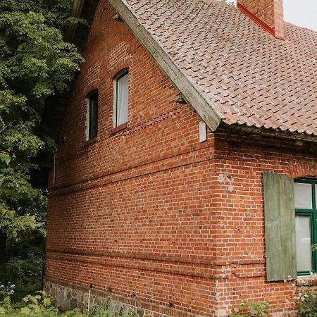 Stara Szkola Nad Jeziorem Czarne  Luaran gambar