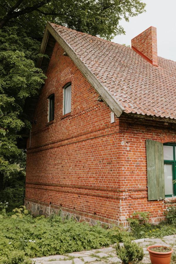 Stara Szkola Nad Jeziorem Czarne  Luaran gambar