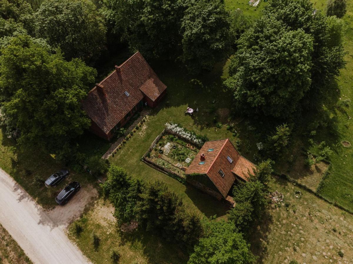 Stara Szkola Nad Jeziorem Czarne  Luaran gambar